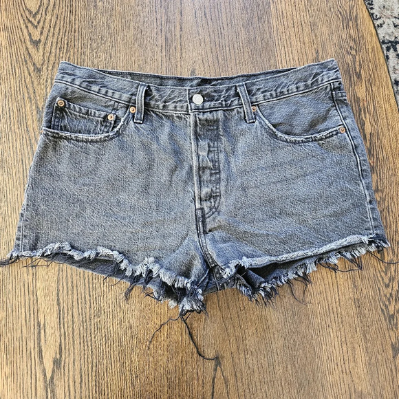 Levi's 501 Black Faded Wash Raw Hem Jean Button Fly Shorts Size Women 12/32 - Picture 1 of 6